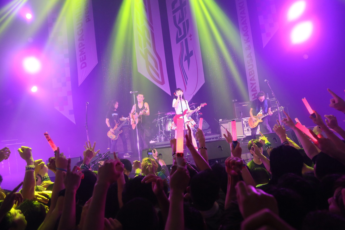 BRAHMANの演奏に乗せてソロ曲「ソーリー、ロンリー。」を歌う古川未鈴。（写真提供：ディアステージ）