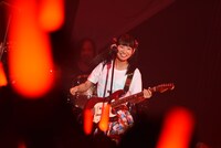 BRAHMANの演奏に乗せてソロ曲「ソーリー、ロンリー。」を歌う古川未鈴。