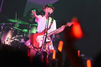 BRAHMANの演奏に乗せてソロ曲「ソーリー、ロンリー。」を歌う古川未鈴。