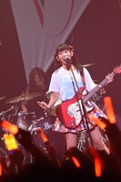 BRAHMANの演奏に乗せてソロ曲「ソーリー、ロンリー。」を歌う古川未鈴。