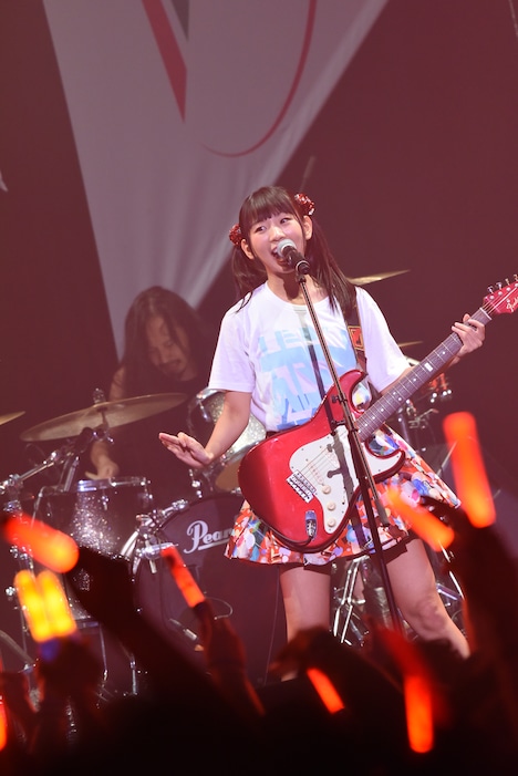 BRAHMANの演奏に乗せてソロ曲「ソーリー、ロンリー。」を歌う古川未鈴。