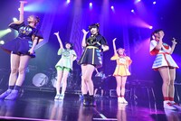 でんぱ組.incによるライブの様子。