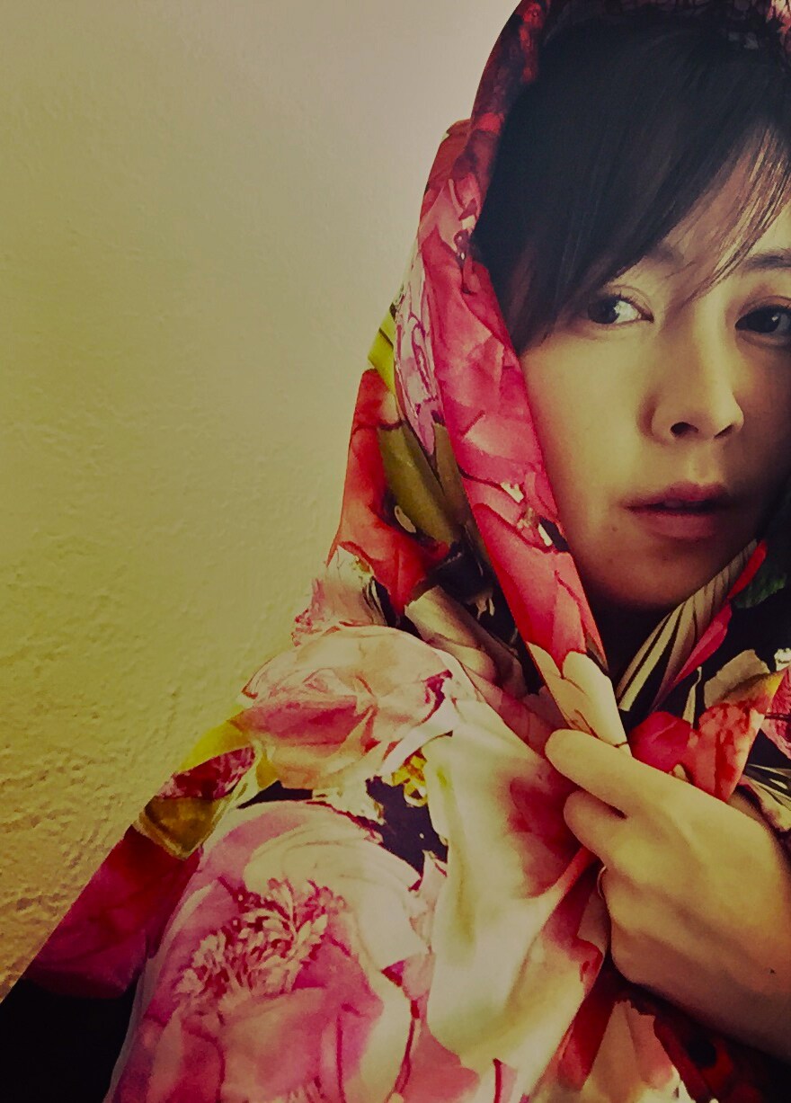 湯川潮音、“ことばを唄わない”sione名義でwegプロデュースのシングル