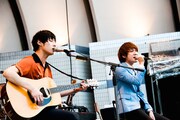 「Daydream Believer」をカバーする牧達弥（go!go!vanillas）とROY（THE BAWDIES）。（撮影：浜野カズシ）