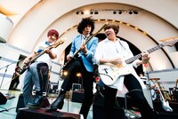 「THE BAWDIES × go!go!vanillas Free Live "Rockin' Zombies" supported by au」の様子。（撮影：浜野カズシ）