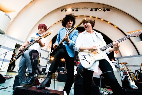 「THE BAWDIES × go!go!vanillas Free Live "Rockin' Zombies" supported by au」の様子。（撮影：浜野カズシ）