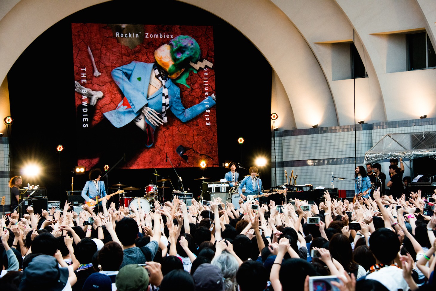 「THE BAWDIES × go!go!vanillas Free Live "Rockin' Zombies" supported by au」の様子。（撮影：浜野カズシ）