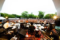 「THE BAWDIES × go!go!vanillas Free Live "Rockin' Zombies" supported by au」の様子。（撮影：浜野カズシ）