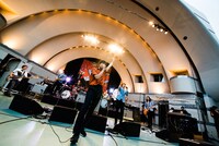 「THE BAWDIES × go!go!vanillas Free Live "Rockin' Zombies" supported by au」の様子。（撮影：浜野カズシ）