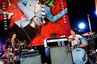 「THE BAWDIES × go!go!vanillas Free Live "Rockin' Zombies" supported by au」の様子。（撮影：浜野カズシ）