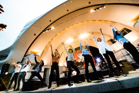 「THE BAWDIES × go!go!vanillas Free Live "Rockin' Zombies" supported by au」の様子。（撮影：浜野カズシ）