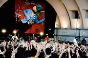 「THE BAWDIES × go!go!vanillas Free Live "Rockin' Zombies" supported by au」の様子。（撮影：浜野カズシ）