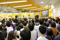 GLIM SPANKYインストアライブの様子。