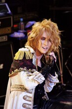 「KAMIJO生誕祭『Rose Fes -Supported by UUUU-』」の様子。 （写真提供：ワーナーミュージック・ジャパン）