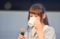 “魔法で淹れた紅茶”を口にするユーナ。