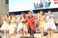 RYOTA氏による魔法の公開授業の様子。飲料水の色を瞬時にメンバーカラーに変えた。