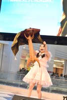 机を浮遊させる魔法を披露するアンナ。