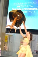 机を浮遊させる魔法を披露するヒマワリ。