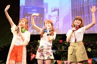 生中継の視聴者に挨拶をするLittle Glee Monster。