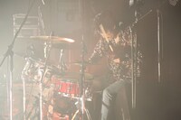 鈴鹿秋斗（Dr）（撮影：石崎祥子）