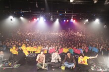 夜の本気ダンス「WONDERFUL! DANCEABLE! ENSEMBLE!」東京・LIQUIDROOM公演の集合写真。（撮影：石崎祥子）