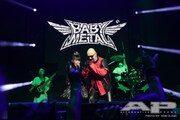 BABYMETALとロブ・ハルフォードのコラボライブの様子。（Photo by Ron Claus）