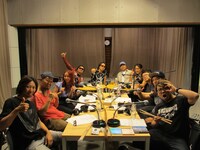 「スキマから聴こえてくるラジオSPECIAL：ドラマーだョ！なるべく全員集合～真夏の夜のDreamin'～」収録現場の様子。