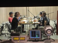 「スキマから聴こえてくるラジオSPECIAL：ドラマーだョ！なるべく全員集合～真夏の夜のDreamin'～」収録現場の様子。