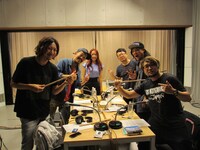 「スキマから聴こえてくるラジオSPECIAL：ドラマーだョ！なるべく全員集合～真夏の夜のDreamin'～」収録現場の様子。