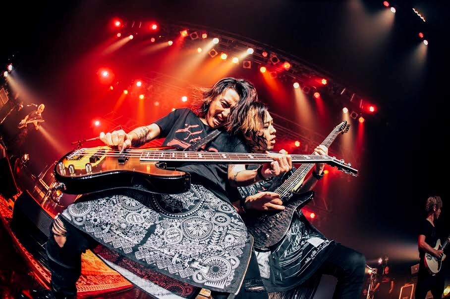 AKi、フロントマンとしての進化見せた単独ツアーファイナル