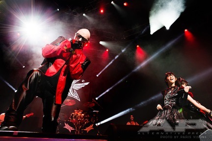 BABYMETALとロブ・ハルフォードのコラボライブの様子。（Photo by Paris Visone）