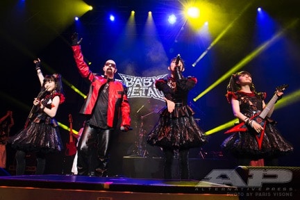 BABYMETALとロブ・ハルフォードのコラボライブの様子。（Photo by Paris Visone）
