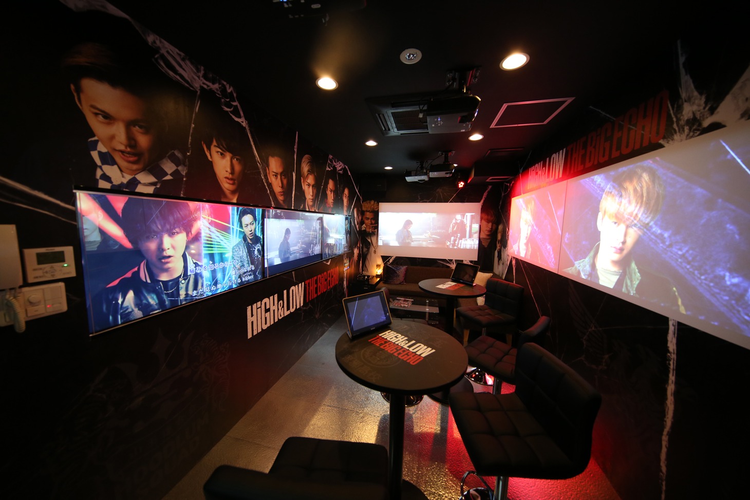 東京・ビッグエコー 中目黒山手通り店の「HiGH&LOW THE ROOM」の様子。