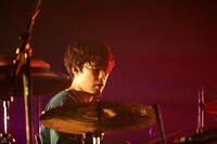 佐藤栄太郎（Dr）（写真提供：ワーナーミュージック・ジャパン）