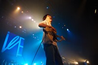 後鳥亮介（B）（写真提供：ワーナーミュージック・ジャパン）