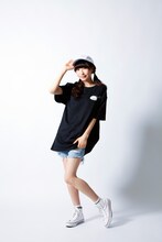 「Pzzz」のアイテムを着用する藤咲彩音。