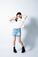 「Pzzz」のアイテムを着用する藤咲彩音。