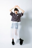 「Pzzz」のアイテムを着用する藤咲彩音。