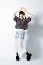 「Pzzz」のアイテムを着用する藤咲彩音。