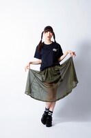 「Pzzz」のアイテムを着用する藤咲彩音。