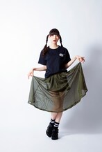 「Pzzz」のアイテムを着用する藤咲彩音。