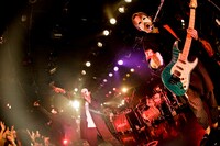 「Xmas Eileen WORLD COUNTDOWN Release Tour 2016」大阪・梅田CLUB QUATTRO公演の様子。