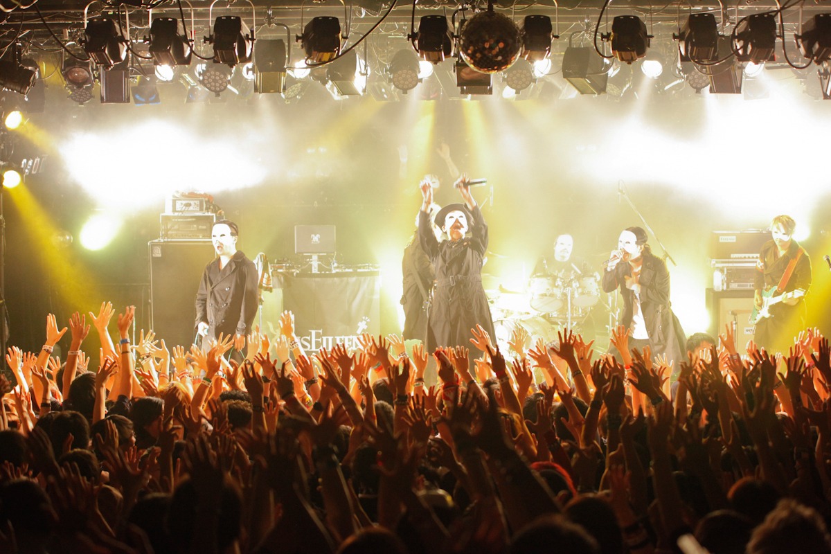 「Xmas Eileen WORLD COUNTDOWN Release Tour 2016」大阪・梅田CLUB QUATTRO公演の様子。