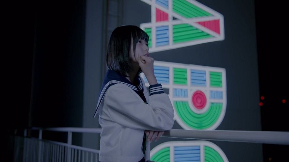 平手友梨奈「渋谷からPARCOが消えた日」ミュージックビデオのワンシーン。