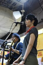 TWEEDEESインストアライブの様子。