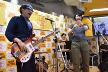 TWEEDEESインストアライブの様子。