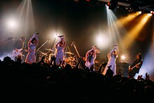 Maison book girlとカオティック・スピードキング。（撮影：西槇太一）