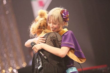 Chara（左）と抱き合うでんぱ組.incの最上もが（右）。（写真提供：ディアステージ）