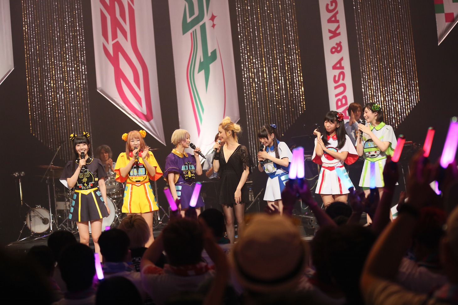 Charaとのトークを楽しむでんぱ組.inc。（写真提供：ディアステージ）
