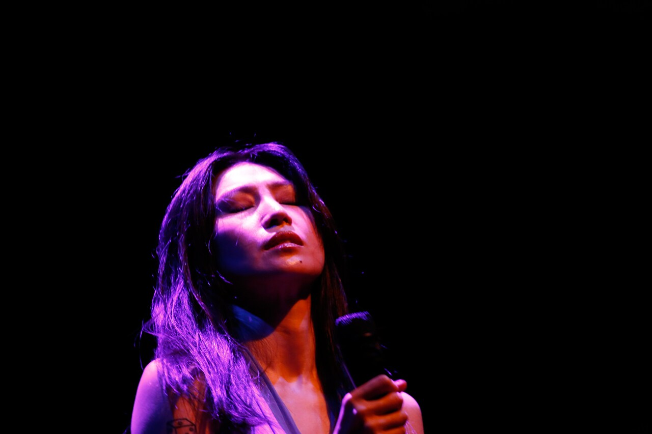 鬼束ちひろ、ピアノ＆チェロと彩った「TIGERLILY」大阪公演